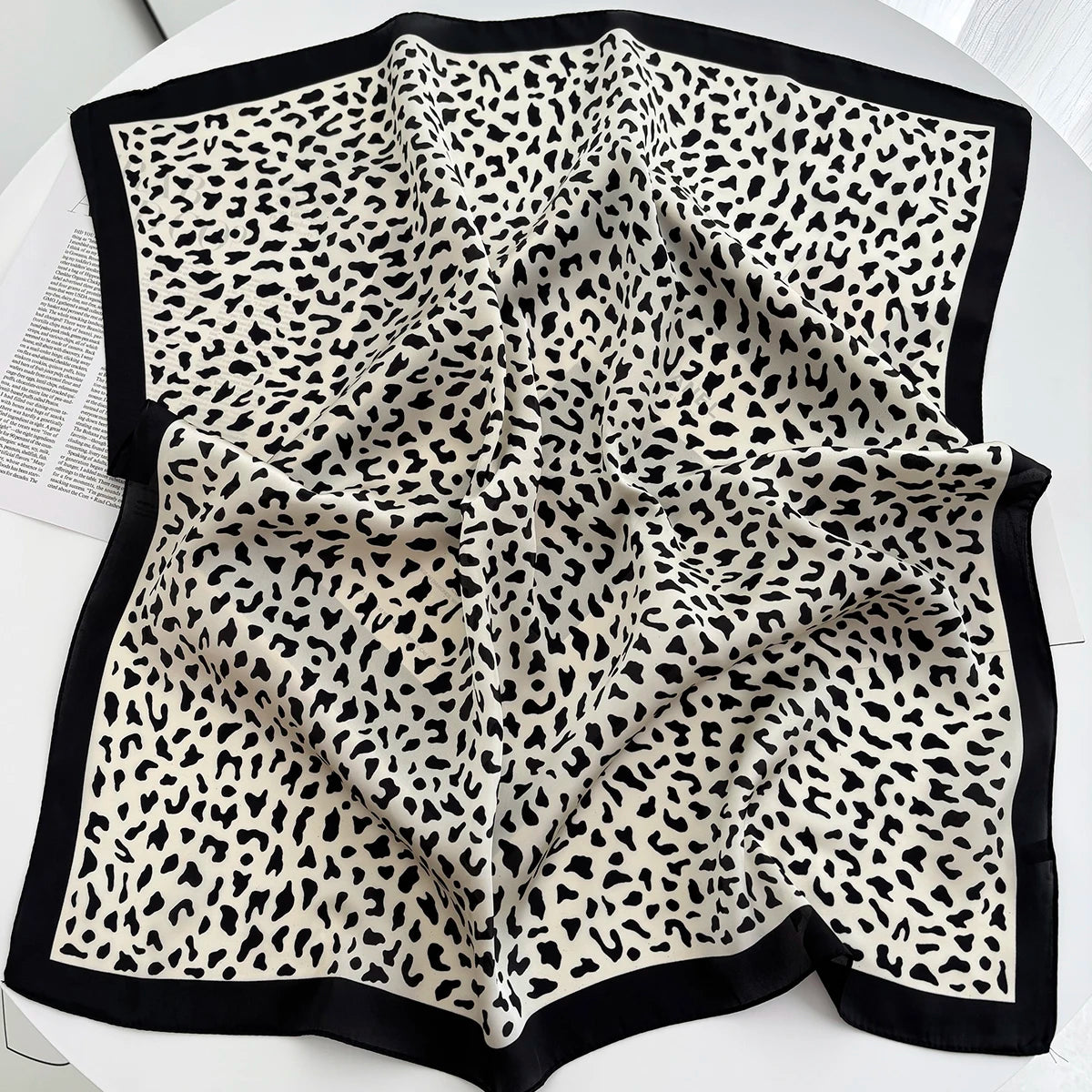 Pañuelo cuadrado con estampado