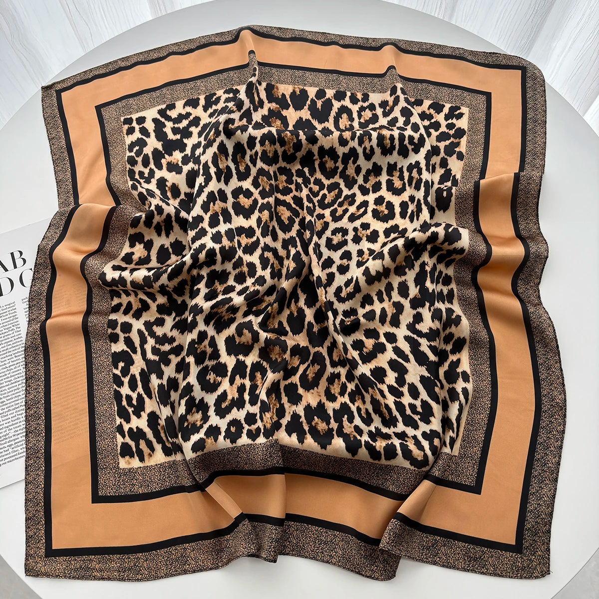 Pañuelo cuadrado con estampado