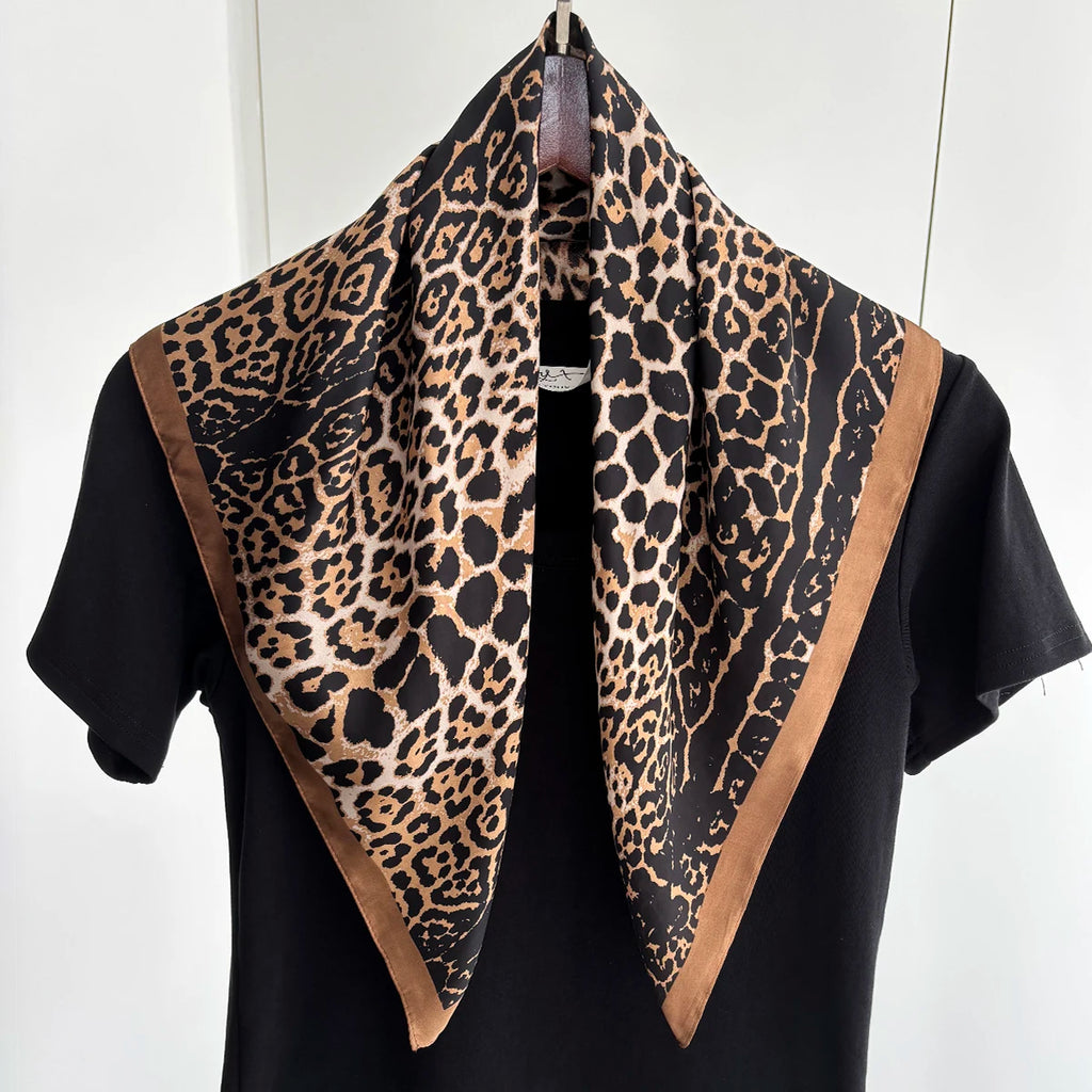 Pañuelo cuadrado con estampado